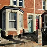 Gloucester Rd 2 Mins Away - Fab, New, Trendy House Бристоль