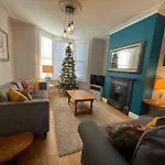 Gloucester Rd 2 Mins Away - Fab, New, Trendy House