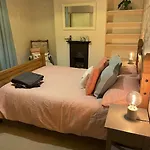 Дом отдыха Gloucester Rd 2 Mins Away - Fab, New, Trendy House *