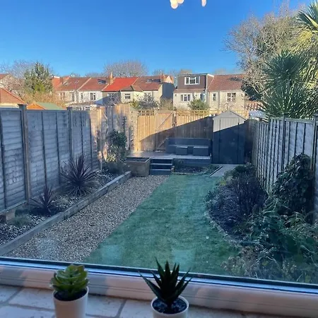 Gloucester Rd 2 Mins Away - Fab, New, Trendy House Holiday home *