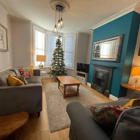 Gloucester Rd 2 Mins Away - Fab, New, Trendy House