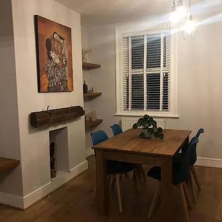 Gloucester Rd 2 Mins Away - Fab, New, Trendy House بيت للعطل *
