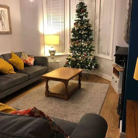 Gloucester Rd 2 Mins Away - Fab, New, Trendy House *