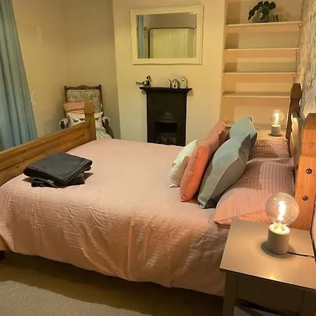 Nyaraló Gloucester Rd 2 Mins Away - Fab, New, Trendy House *