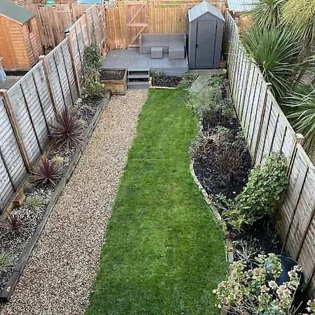 Gloucester Rd 2 Mins Away - Fab, New, Trendy House *