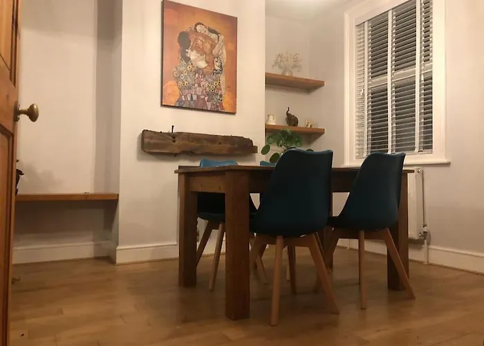 Gloucester Rd 2 Mins Away - Fab, New, Trendy House Holiday home *