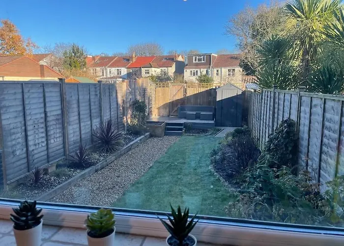 Gloucester Rd 2 Mins Away - Fab, New, Trendy House Holiday home *