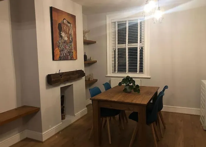 Gloucester Rd 2 Mins Away - Fab, New, Trendy House Holiday home *