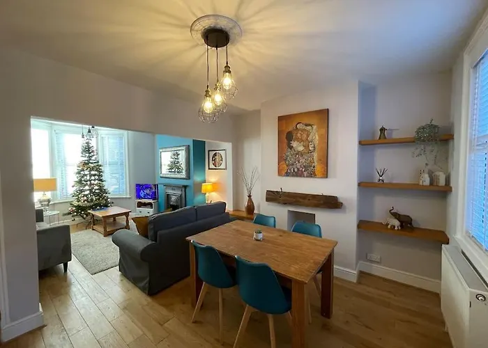 Gloucester Rd 2 Mins Away - Fab, New, Trendy House Holiday home *