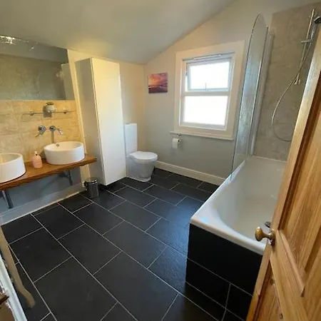 Semesterbostad Gloucester Rd 2 Mins Away - Fab, New, Trendy House