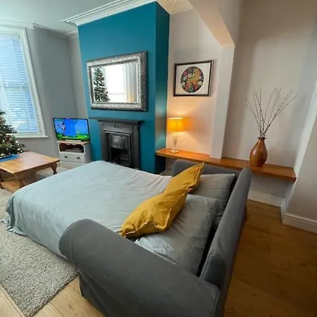 Gloucester Rd 2 Mins Away - Fab, New, Trendy House * Bristol