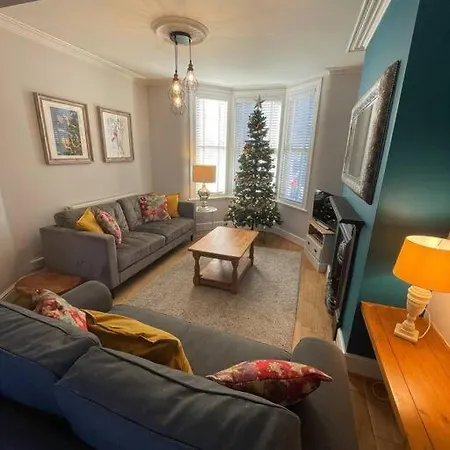 Semesterbostad Gloucester Rd 2 Mins Away - Fab, New, Trendy House *