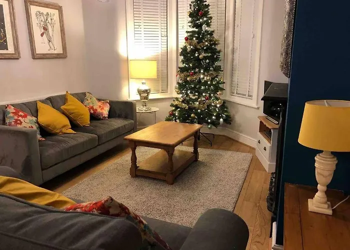 Gloucester Rd 2 Mins Away - Fab, New, Trendy House *