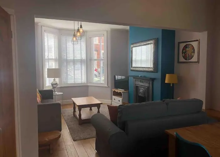 Gloucester Rd 2 Mins Away - Fab, New, Trendy House بيت للعطل